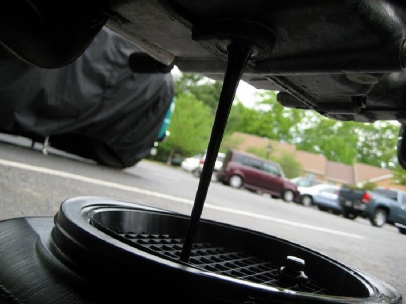 Sử dụng dầu nhớt có thể là nguyên nhân xe ô tô hao xăng