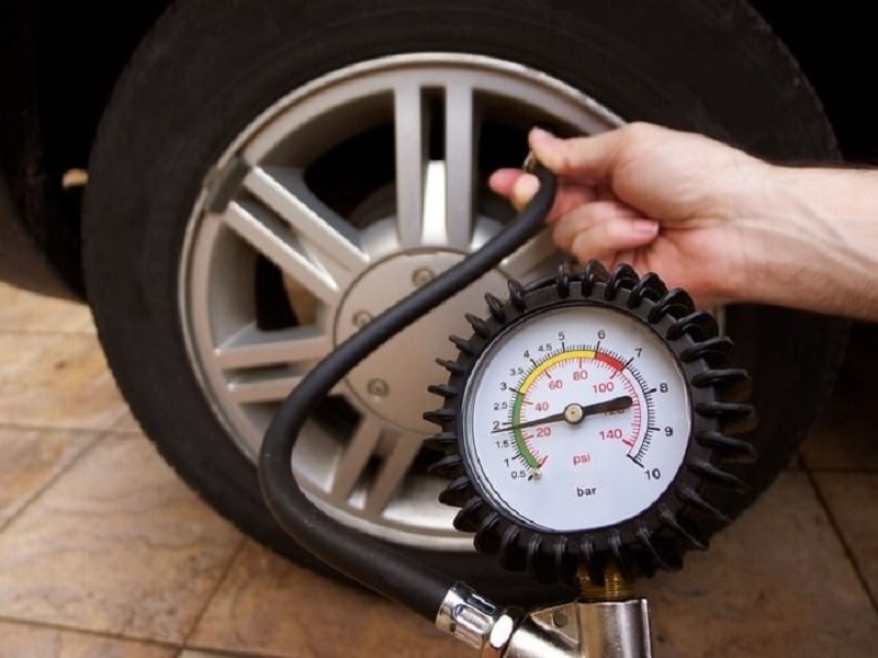 Áp suất lốp xe thấp là một trong số các nguyên nhân xe ô tô hao xăng