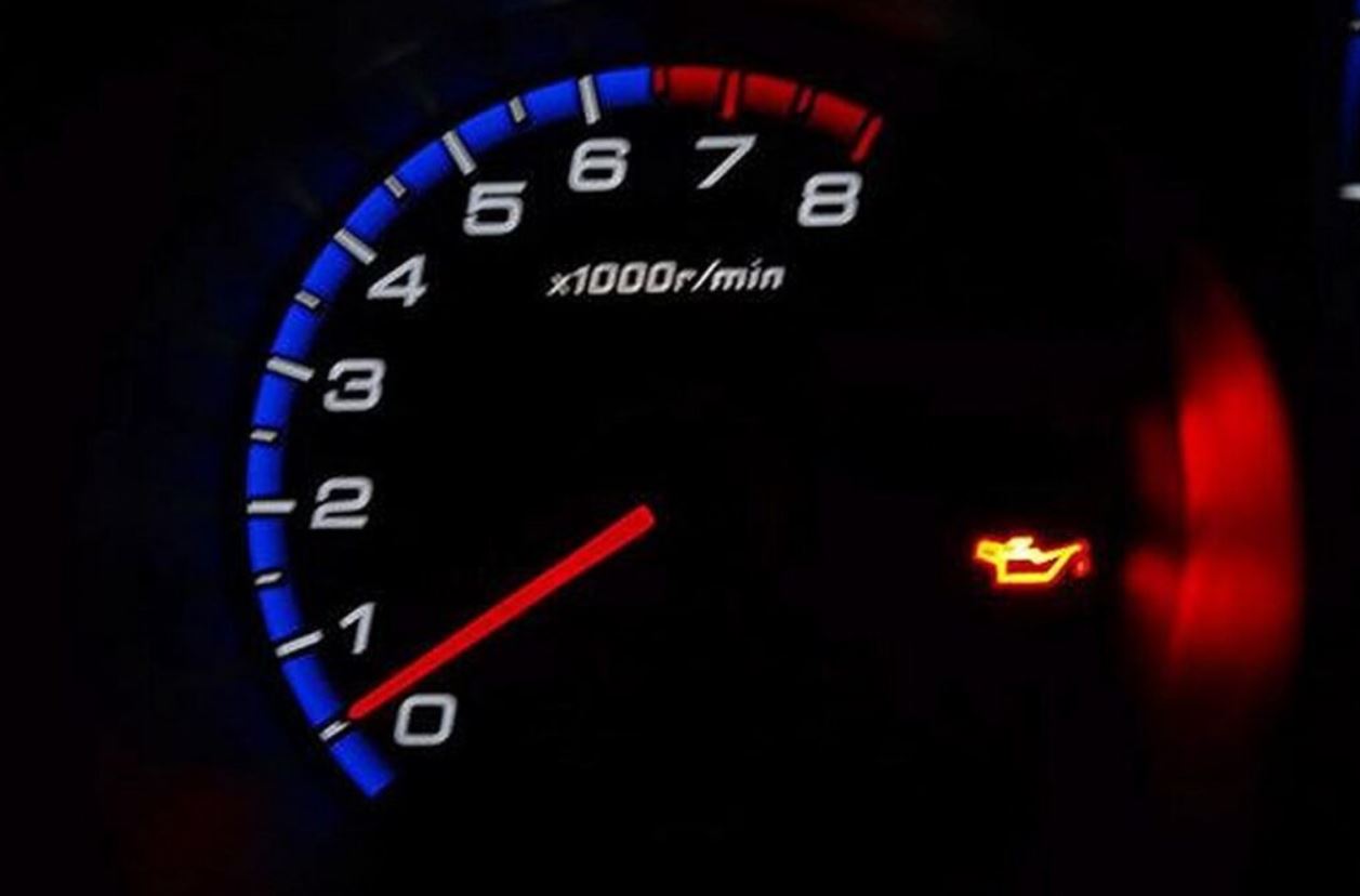 Người lái có thể nhận ra dầu nhớt động cơ thông qua đèn cảnh báo áp suất dầu động cơ trên cụm đồng hồ