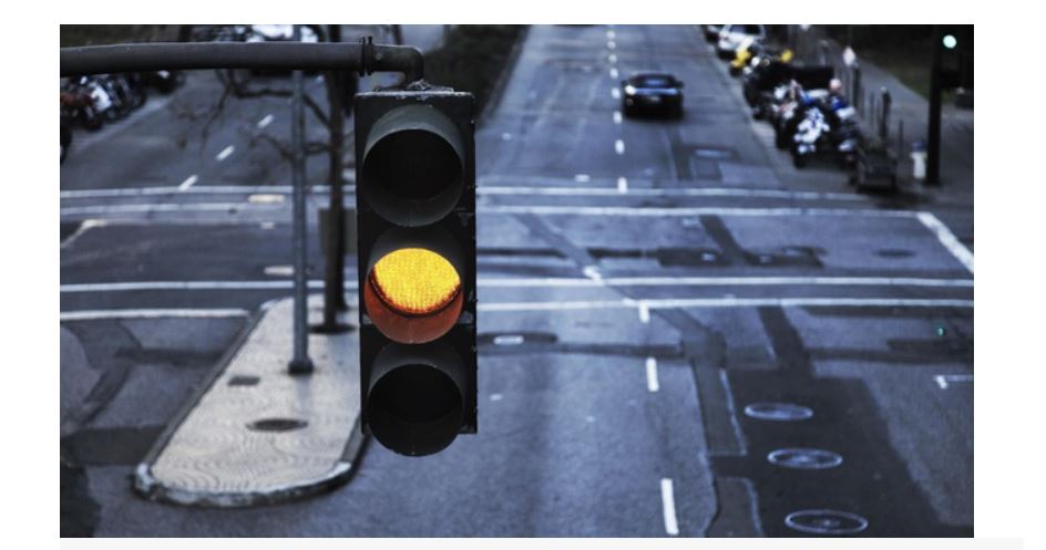 Vượt đèn vàng cũng được xem là hành vi thiếu ý thức, không chấp hành đúng hiệu lệnh của đèn tín hiệu giao thông tương tự như đối với vượt đèn đỏ