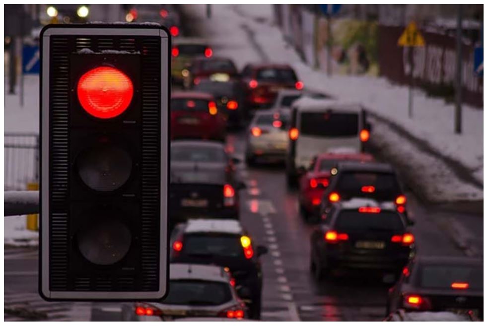Điều khiển xe ô tô dừng đèn đỏ là thao tác đơn giản nhưng vẫn có rất nhiều người lái xe vô tình hoặc cố ý thực hiện sai