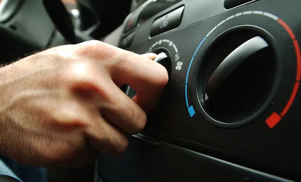 Hãy rèn thói quen tắt máy lạnh, chuyển sang bật chế độ quạt gió từ 2 đến 3 phút trước khi tắt máy động cơ xe