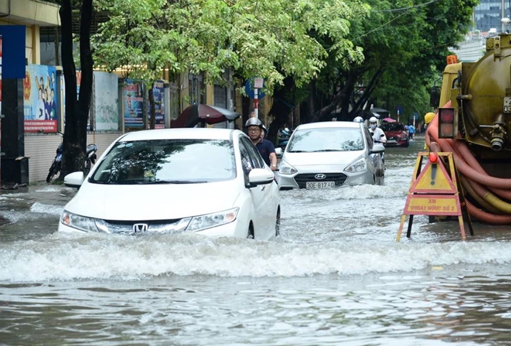 Tắt toàn bộ hệ thống điều hòa ô tô khi xe đi trong trời mưa gió lớn, đường ngập nước