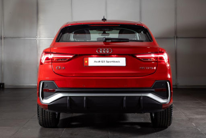 Phần đuôi xe Audi Q3 Sportback 2021 tạo điểm nhấn với cụm đèn hậu LED có thiết kế tương tự phía trước