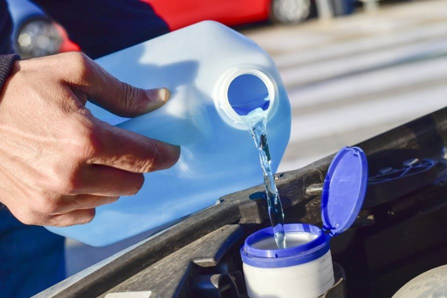 Nước rửa kính là một trong những chất lỏng đóng vai trò quan trọng, cần thiết trên xe ô tô, đảm bảo tầm quan sát cho người lái