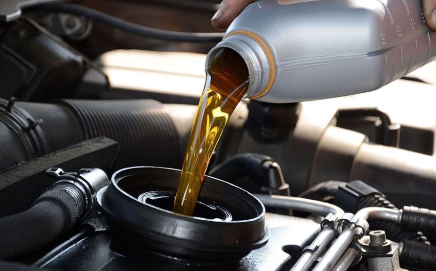 Việc thay dầu máy động cơ cho xe giúp loại bỏ các tạp chất và giúp động cơ vận hành trơn tru