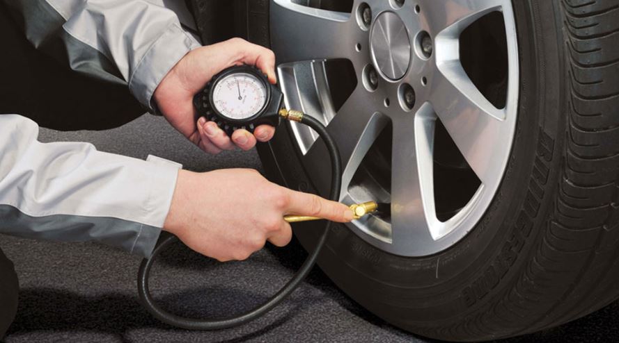 Áp suất lốp xe cần được thường xuyên kiểm tra để đảm bảo độ bền và tính an toàn