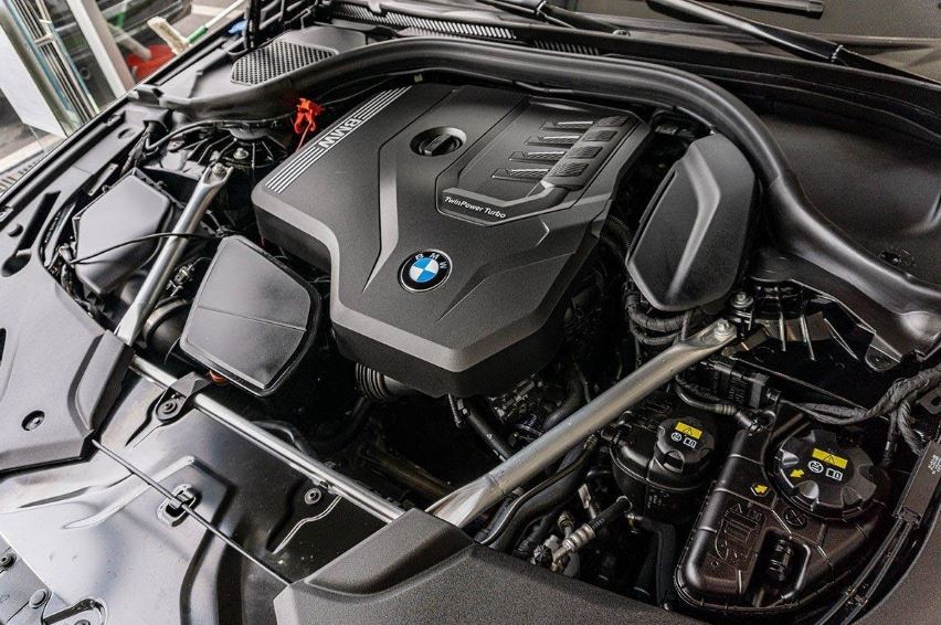 Nằm dưới nắp capo của mẫu xe BMW 520i Luxury 2023 là hệ động cơ xăng I4 TwinPower Turbo dung tích 2.0L
