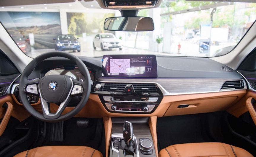 Khoang lái ô tô BMW 520i Luxury 2023 đưa người dùng đến một không gian hiện đại và tiện nghi