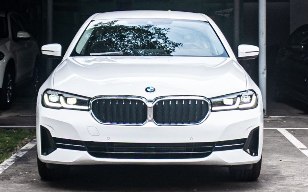 Lưới tản nhiệt có hình dáng khá đặc trưng hình quả thận là đặc điểm nhận dạng rõ nét của BMW 5 Series 2023