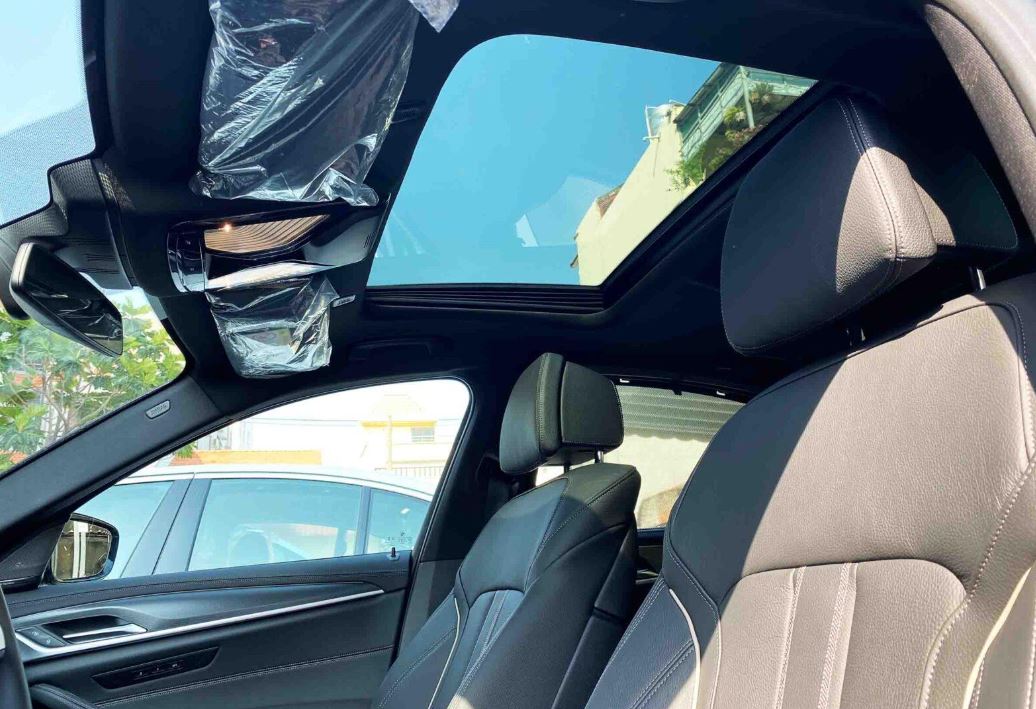 Cửa sổ trời có chức năng chỉnh điện trên BMW 5 Series tạo nên không gian nội thất rộng rãi, thoáng đãng, đầy đủ ánh sáng