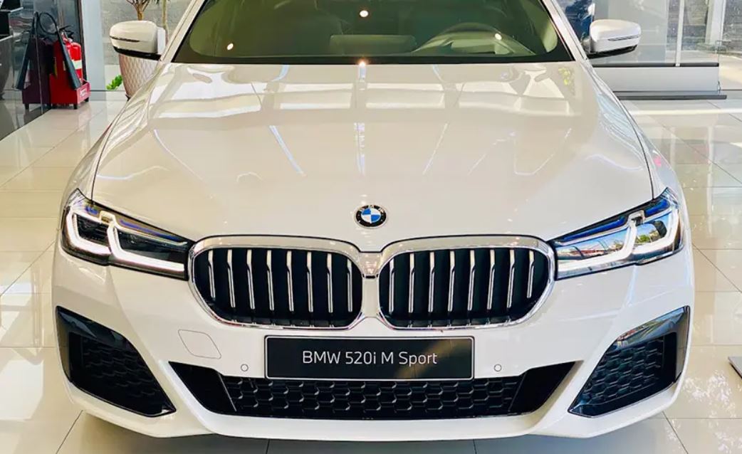 Nhờ có 3 hốc hút gió mới lạ mà khách hàng đã có thể dễ dàng phân biệt được điểm khác biệt của phiên bản BMW 520i M Sport 2023 so với các phiên bản khác