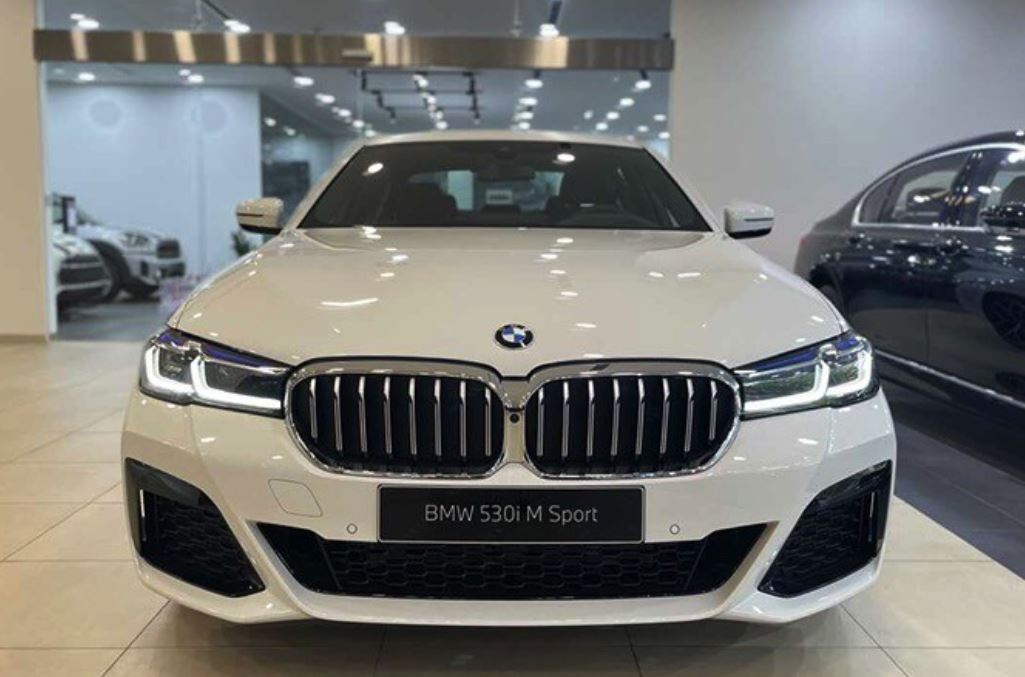 Bộ lưới tản nhiệt hình quả thận của BMW 530i M Sport 2023 cũng được mở rộng hơn nhưng theo một tỷ lệ vừa đủ