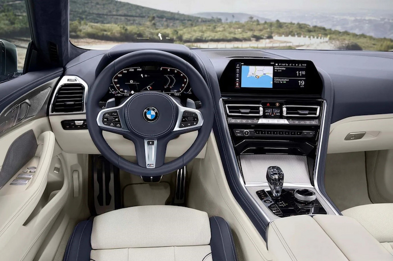 Khoang cabin của ô tô BMW 840i Gran Coupe 2022 được ốp nhiều loại vật liệu cao cấp và sang trọng