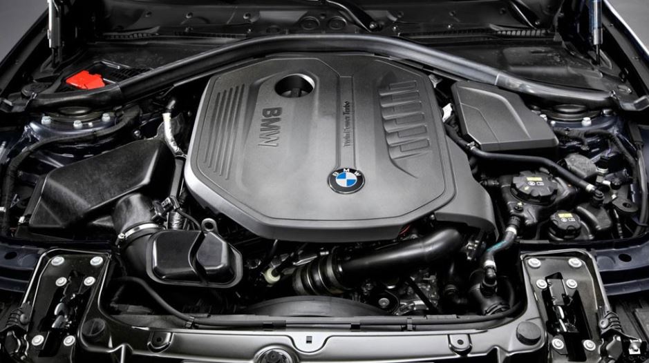 Tất cả các trang bị động cơ ứng với mỗi phiên bản ô tô BMW Series 3 có điểm chung là đều đi cùng hộp số tự động 8 cấp tiêu chuẩn và hệ dẫn động 4 bánh toàn thời gian xDrive