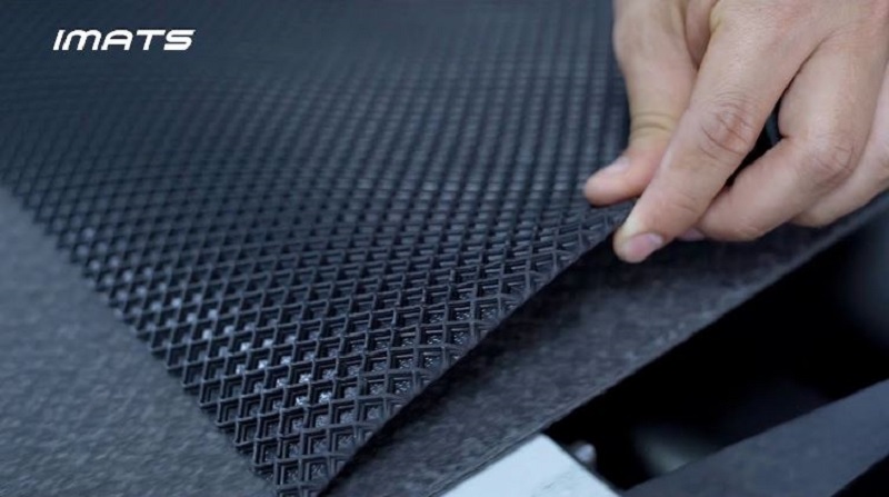 Chất liệu sản xuất thảm lót sàn Bentley Mulsanne là PVC cao cấp