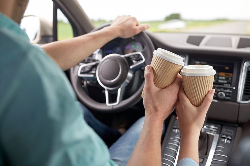 Uống cà phê để tránh buồn ngủ khi lái xe