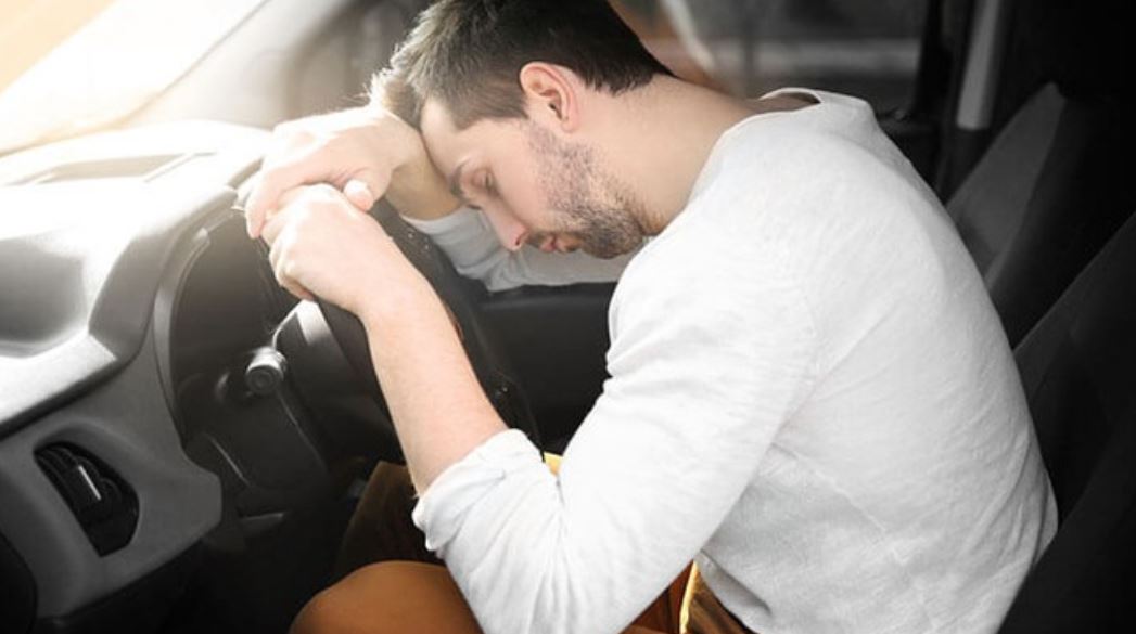 Bạn nên yêu cầu tài xế dừng xe nghỉ ngơi nếu nhận thấy tài xế có một số dấu hiệu mệt mỏi, buồn ngủ khi lái xe