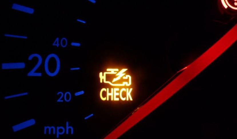 Đèn Check Engine nhấp nháy cũng là một dấu hiệu để bạn kiểm tra bugi đánh lửa ô tô