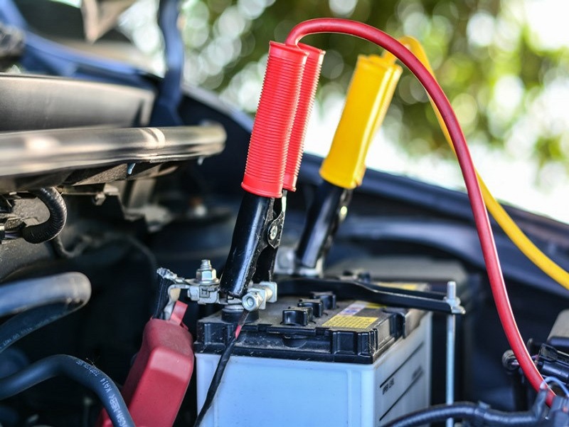 Công dụng của bình ắc quy xe ô tô là phân phát và lưu trữ năng lượng