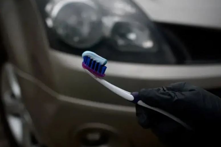 Kem đánh răng có đặc tính mài mòn nhẹ, nên nó có thể nhanh chóng loại bỏ các vết bẩn đồng thời đánh bóng phần nhựa của đèn xe mà không làm hư hại lớp nhựa chụp đèn bên ngoài