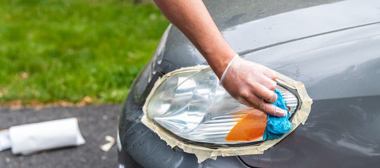 Cần sử dụng băng keo bọc xung quanh viền ngoài đèn xe nhằm bảo vệ lớp sơn của xe tránh khỏi những tác động tẩy rửa