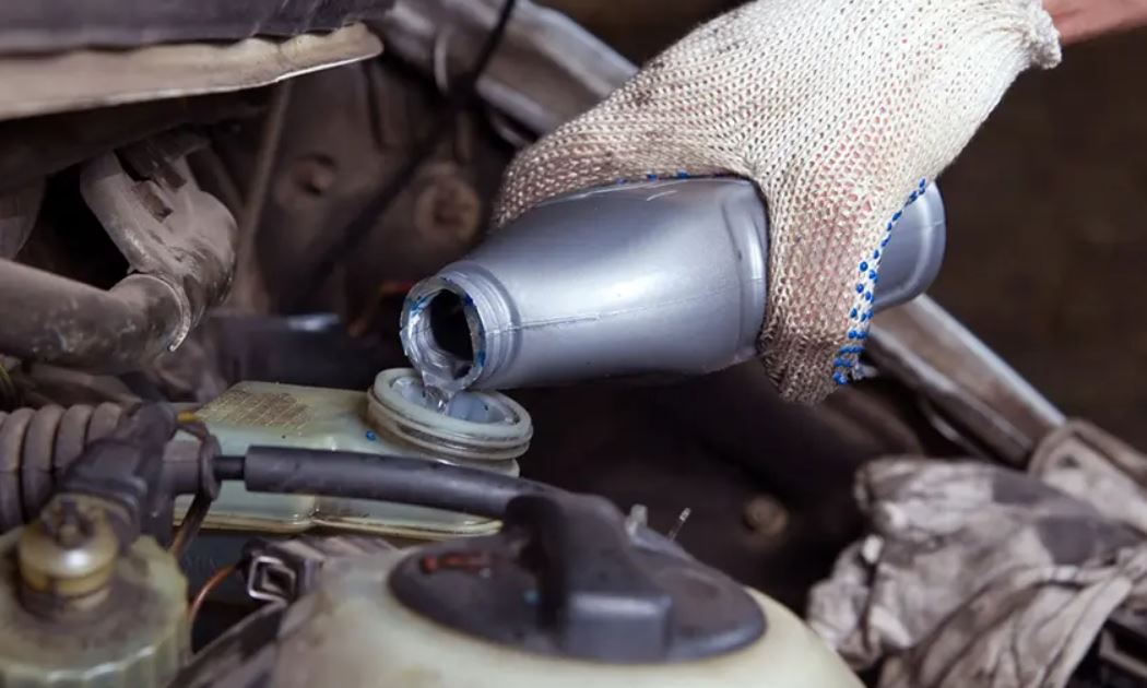 Sau khi thay dầu phanh ô tô mới, cần vặn chặt nắp bình để tránh cho không khí lọt vào