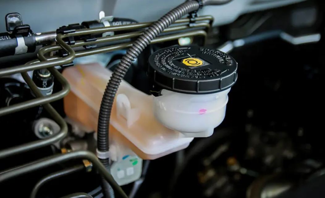 Trong quá trình hoạt động, dầu phanh ô tô có xu hướng hấp thu hơi ẩm từ không khí qua lỗ thông hơi của cốc dầu và các ống dẫn