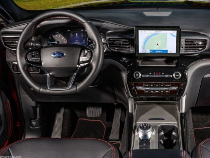 Ford Explorer 2024 sử dụng vô-lăng 3 chấu đa chức năng điểm thêm các chi tiết trang trí mạ bạc rất ấn tượng, tích hợp với một số phím bấm vật lý tiện lợi