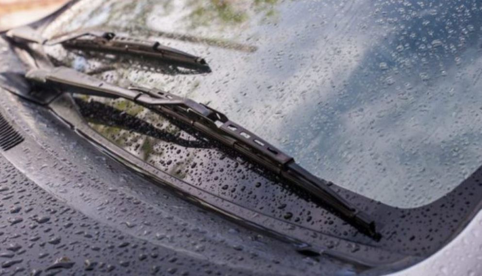 Gạt mưa ô tô là trang bị tiêu chuẩn trên mọi chiếc xe