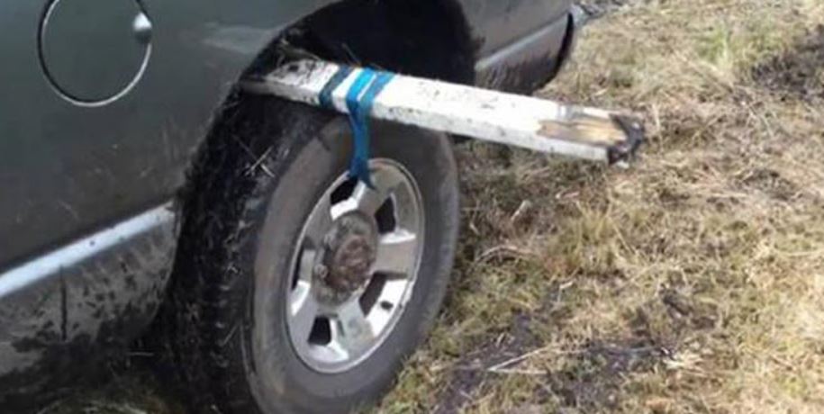 Người lái xe có thể dùng một thanh gỗ gắn vào bánh xe theo trục ngang nhằm tạo thành điểm tựa giúp bánh xe vượt khỏi vũng lầy