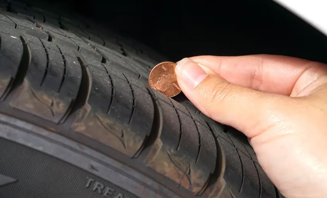 Thường xuyên kiểm tra lốp xe những ô tô hay đi đường trơn