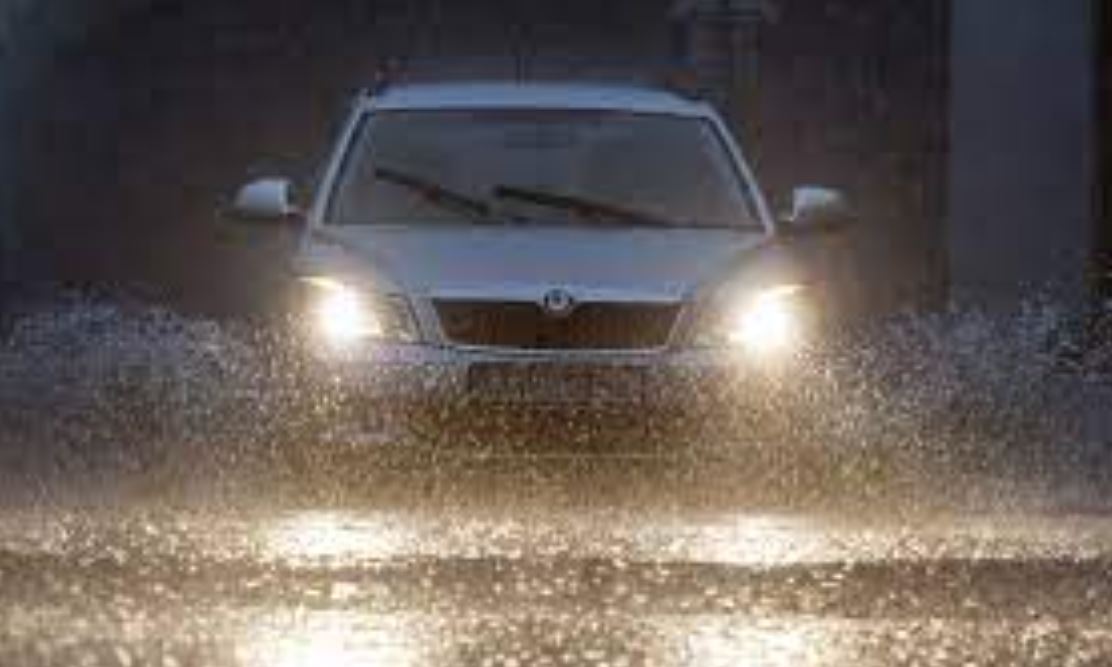 Hệ thống đèn chiếu sáng sẽ giúp ích cho bạn rất nhiều khi lái xe trong thời điểm trời mưa to hoặc trời tối