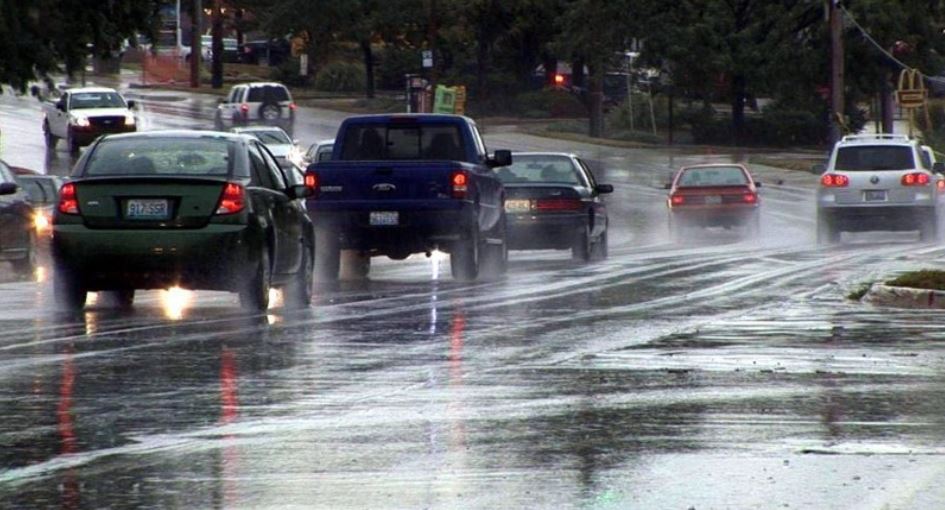 Lái xe ô tô đường trơn trượt, trong thời tiết mưa gió rất dễ xảy ra tai nạn