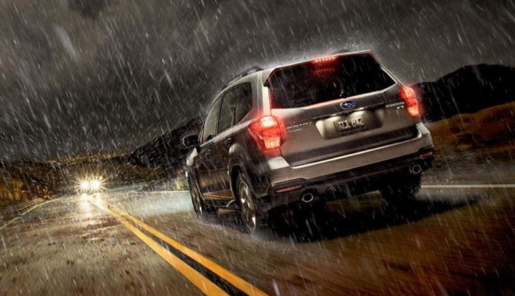 Để điều khiển xe an toàn trong trời mưa gió, điều quan trọng nhất là không được đi nhanh và phải chú ý quan sát