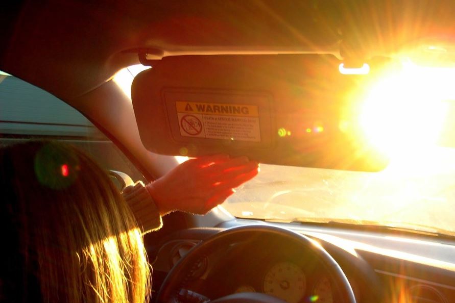 Để tránh bị chói mắt, người lái xe nên lau kính trước sạch sẽ, sử dụng kính râm và tấm che nắng