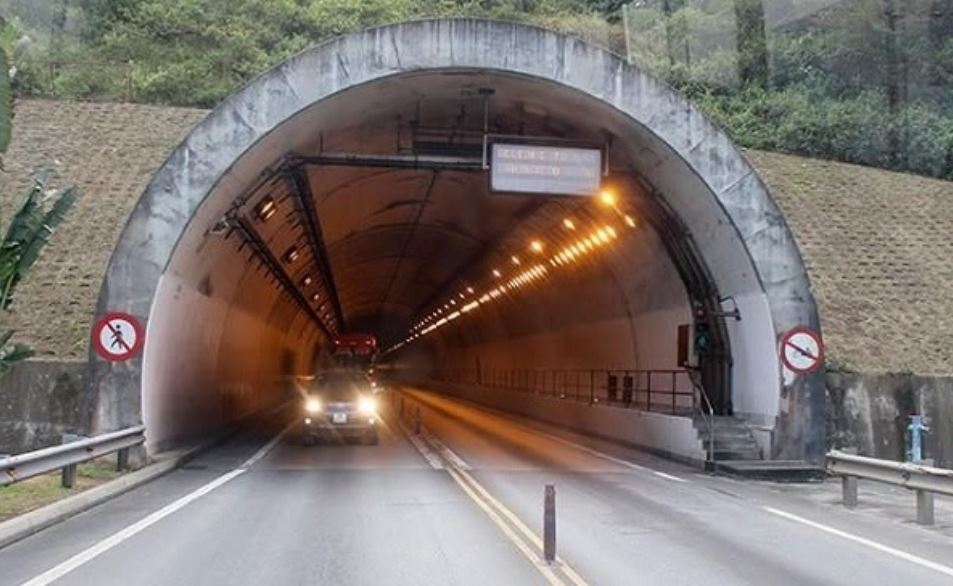 Ô tô chạy trong hầm đường bộ không bật đèn chiếu gần sẽ bị xử phạt theo quy định của pháp luật