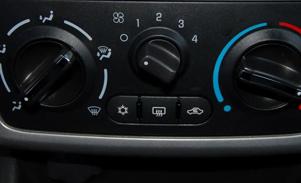 Tài xế nên kích hoạt chế độ sấy kính thông qua nút bấm nằm trên bảng điều khiển trung tâm để tránh bị hạn chế tầm nhìn khi lái xe trời sương mù