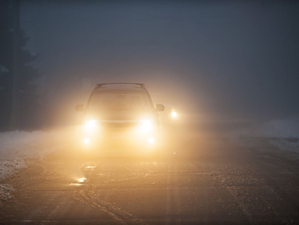 Đèn sương mù có nhiệm vụ giúp tài xế định vị và hỗ trợ tăng sáng khi xe chạy trong điều kiện bị hạn chế tầm quan sát như sương mù, mưa phùn