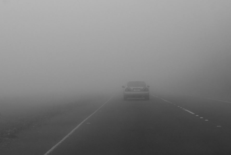 Khi lái xe trong sương mù, cần giữ vận tốc vừa phải và ổn định