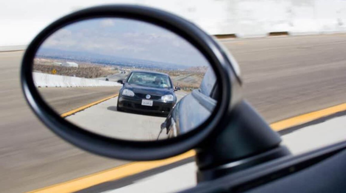 Khi điều khiển ô tô trên đường cao tốc, nếu muốn vượt xe khác làn, người lái nên chạy xe đến vị trí mà xe của mình lọt vào gương chiếu hậu của xe đi đằng trước