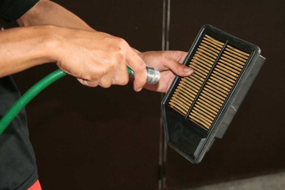 Sử dụng máy xịt khí để thổi bụi bẩn ở các khe lọc ra ngoài, không xịt với áp suất quá cao làm rách màng lọc