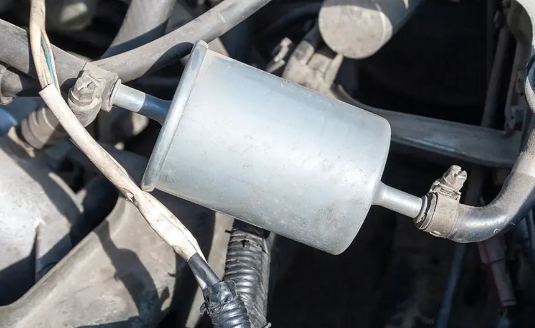 Thông thường thì lọc xăng xe ô tô sẽ nằm trong khoang máy hoặc dưới gầm xe ngay gần bình xăng