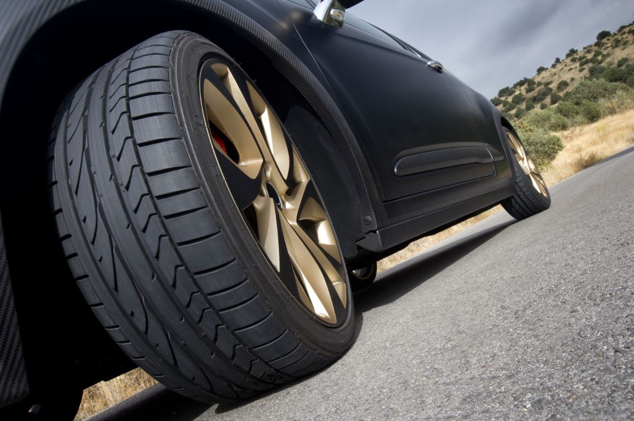 Lốp ô tô là phần vỏ xe ô tô, nơi tiếp xúc trực tiếp với mặt đường mỗi khi xe di chuyển