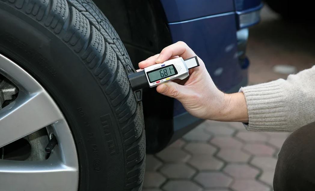 Thiết bị đo độ sâu rãnh lốp cho biết độ mòn của lốp xe