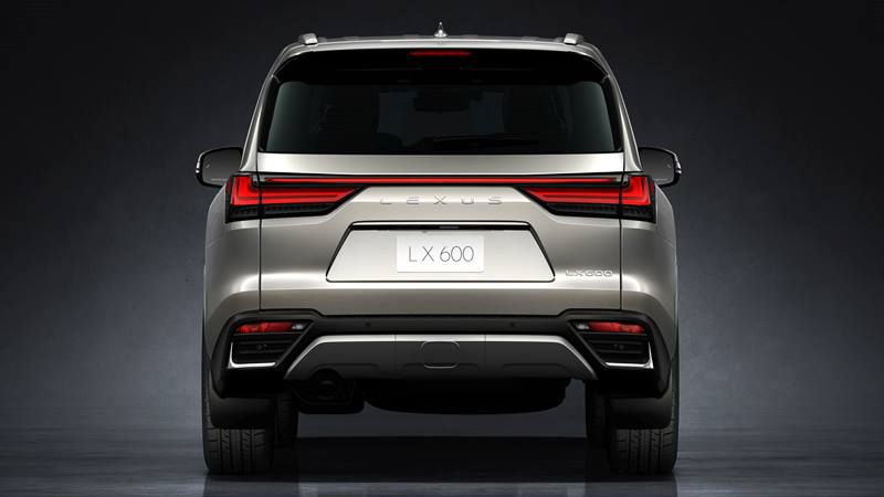 Logo chữ L đặc trưng được thay thế bằng tên “LEXUS” trên Lexus LX600 2022 