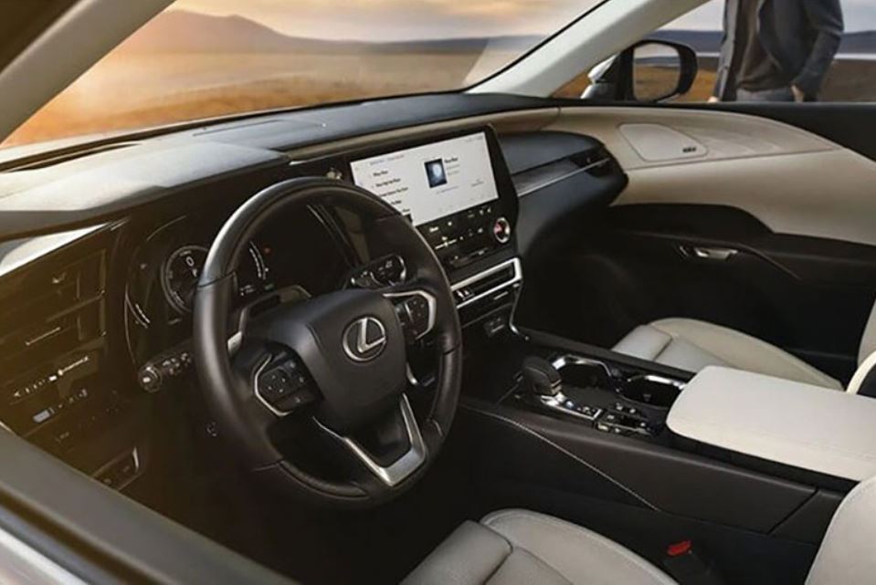 Khoang cabin của ô tô Lexus RX350 2023 mang phong cách sang trọng được phối bởi 2 tông màu trang nhã