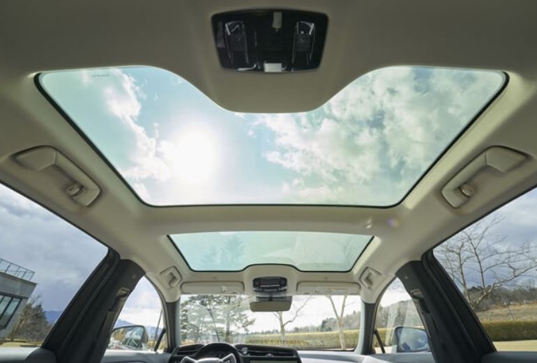 Cửa sổ trời toàn cảnh, sở hữu tính năng đổi màu của ô tô Lexus RZ 2023