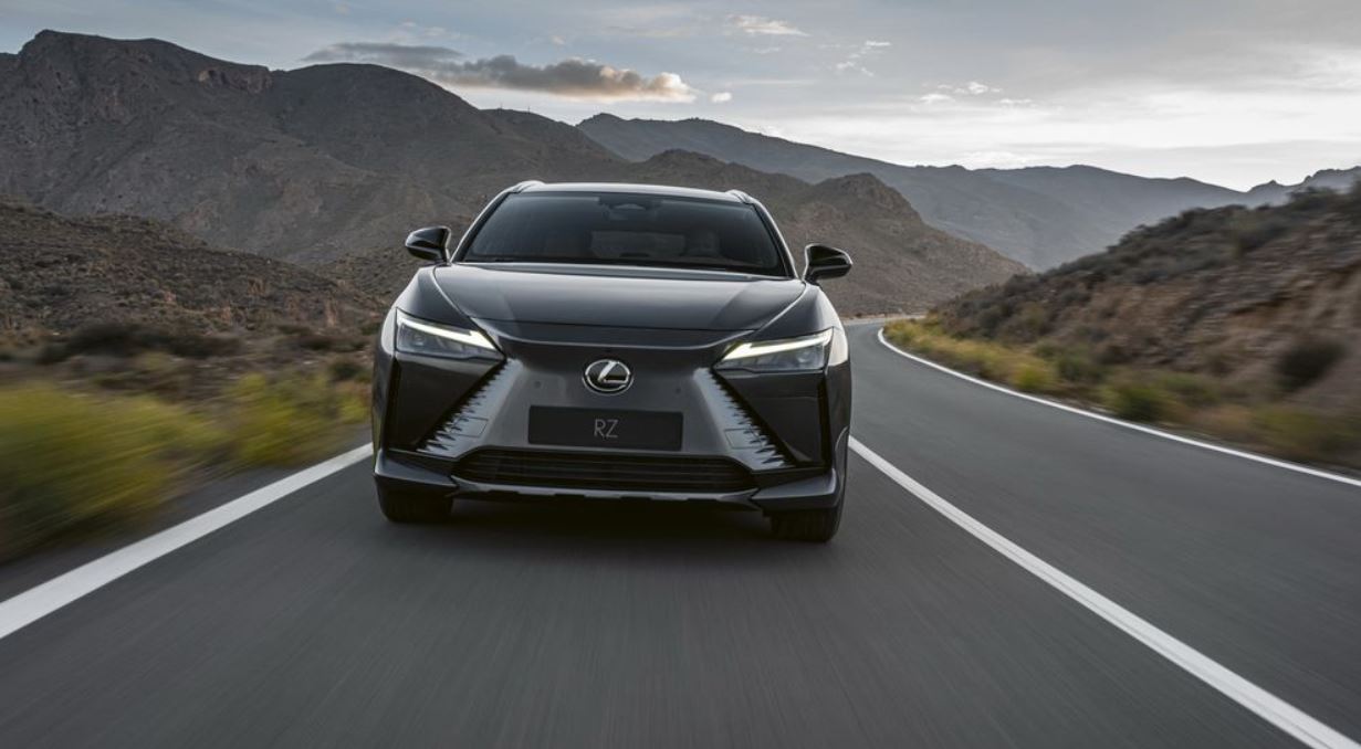 Lexus RZ 2023 được phát triển với nền tảng là cơ sở gầm bệ e-TNGA được thiết kế dành riêng cho ô tô điện, phát triển bởi tập đoàn mẹ Toyota