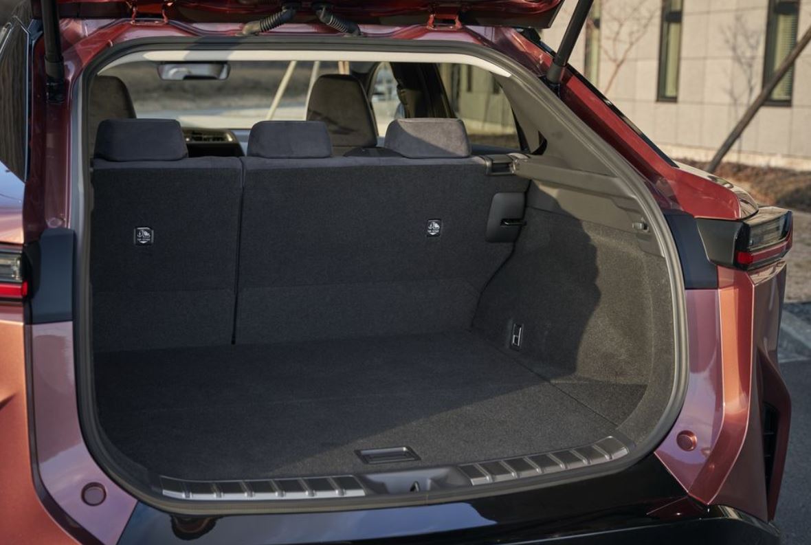 Lexus RZ 2023 có thể chứa lượng hành lý tới dung tích 671l và còn có thể nới rộng lên tới 1.359l nếu gập hàng ghế sau
